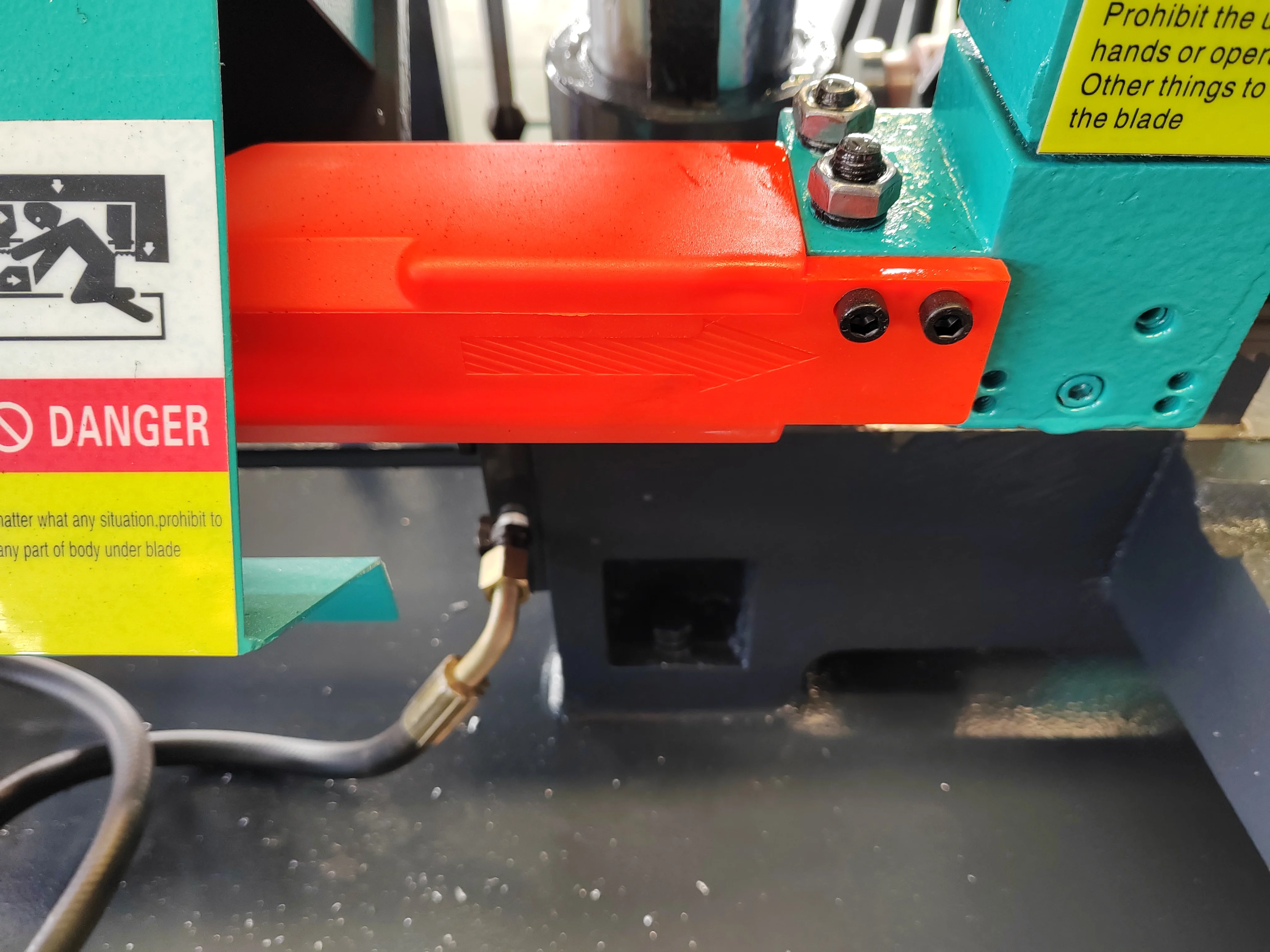 GB4230 Semi-automatic Band Saw Machine, Industrial Grade Profile Metal Cutting Bandsaw
GB4230 Semi-automatic Band Saw Machine, Industrial Grade Profile Metal Cutting Bandsaw