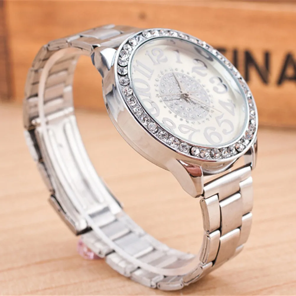 Элегантные женские наручные часы с простым циферблатом, сверкающим бриллиантовым безелем и удобным стальным ремешком, универсальные для повседневного использования, для женщин.
Элегантные женские наручные часы с простым циферблатом, сверкающим бриллиантовым безелем и удобным стальным ремешком, универсальные для повседневного использования, для женщин.