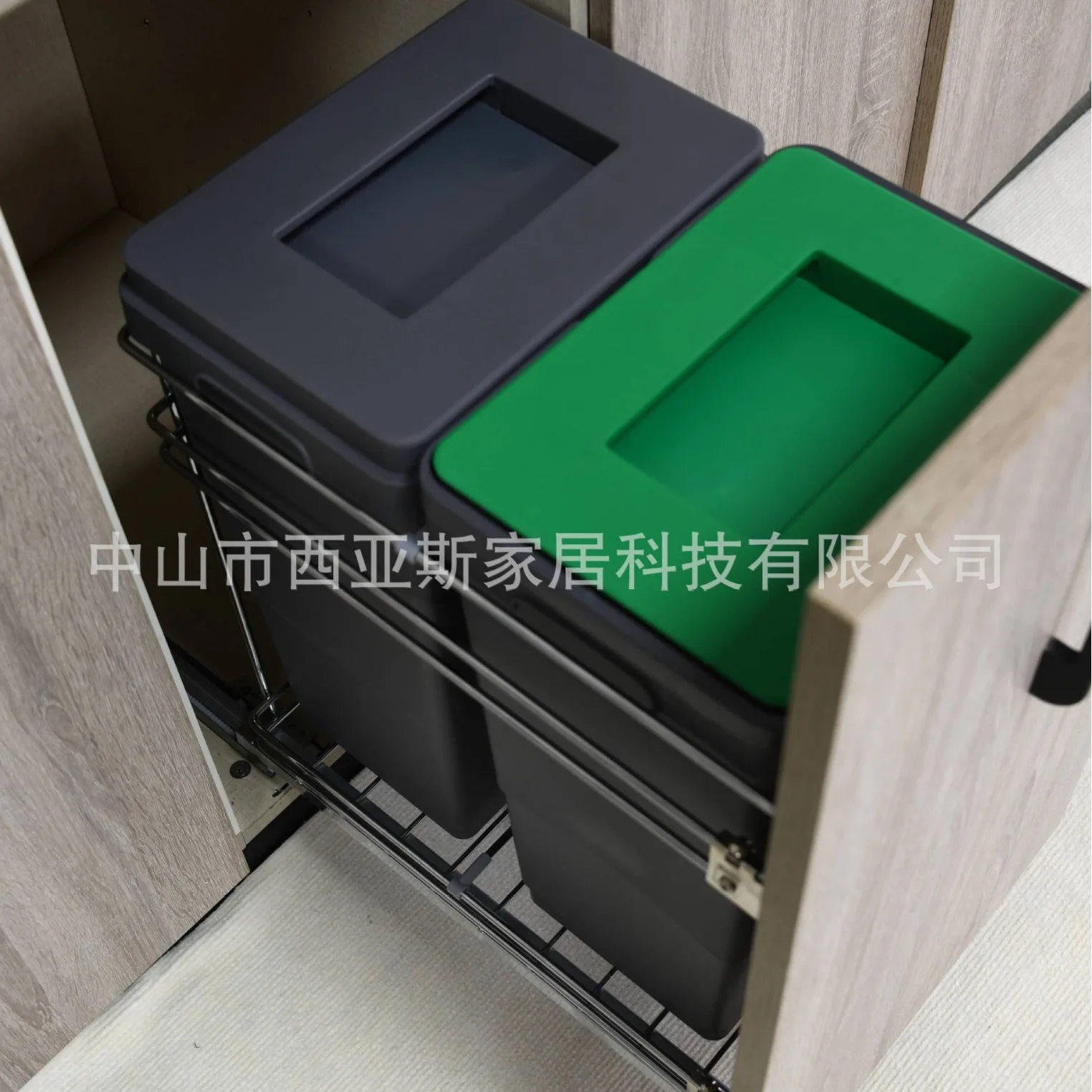 trash can in the cabinet, pull the basket, organize and store in the cabinet
trash can in the cabinet, pull the basket, organize and store in the cabinet