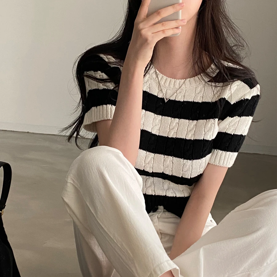 Korean style Chic Retro Cable Knit Thin Short Sleeve Top, Color Block Striped Design, Slim Fit Women's Blouse
Korean style Chic Retro Cable Knit Thin Short Sleeve Top, Color Block Striped Design, Slim Fit Women's Blouse