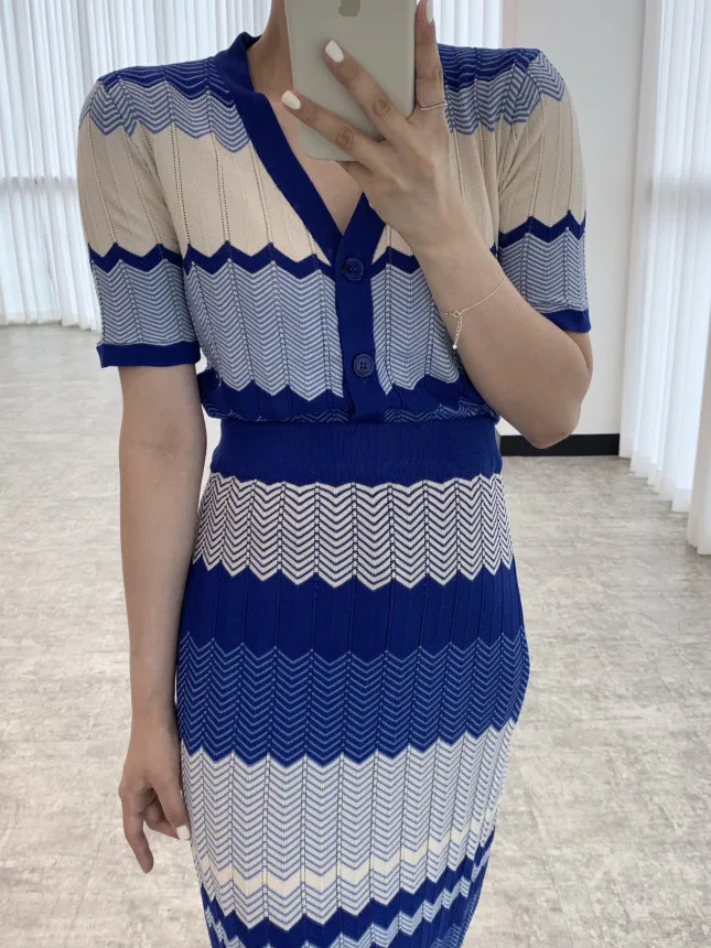 Chic Retro V-Ne Color Blo Wave Pattern ort Sve Knitted Top with High Waist Bodycon Skirt Faionable Ensemble
Chic Retro V-Ne Color Blo Wave Pattern ort Sve Knitted Top with High Waist Bodycon Skirt Faionable Ensemble