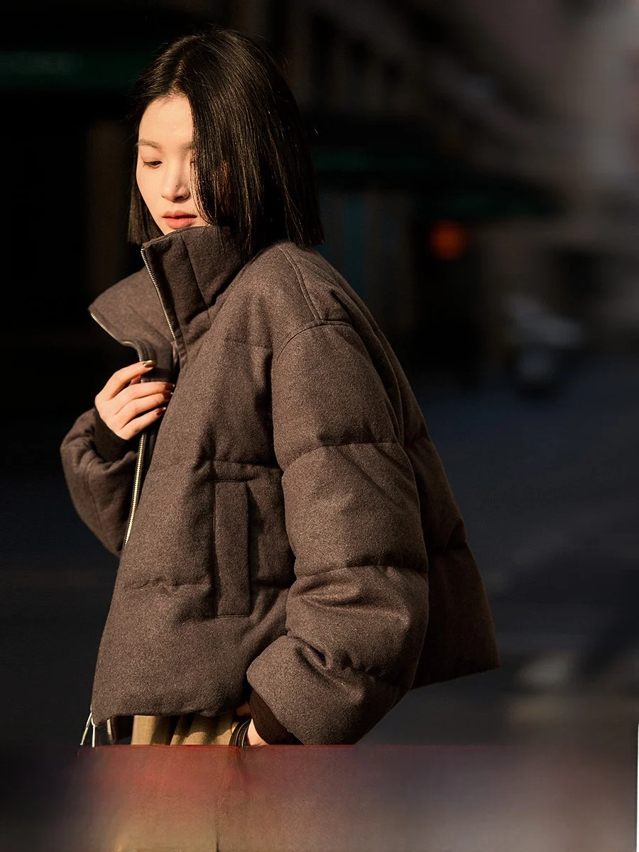 Зимняя куртка Double-Core Series с наполнителем из 95% белого гусиного пуха, шерстяной материал, воротник-стойка, короткий рукав, новинка, элегантный дизайн
Зимняя куртка Double-Core Series с наполнителем из 95% белого гусиного пуха, шерстяной материал, воротник-стойка, короткий рукав, новинка, элегантный дизайн