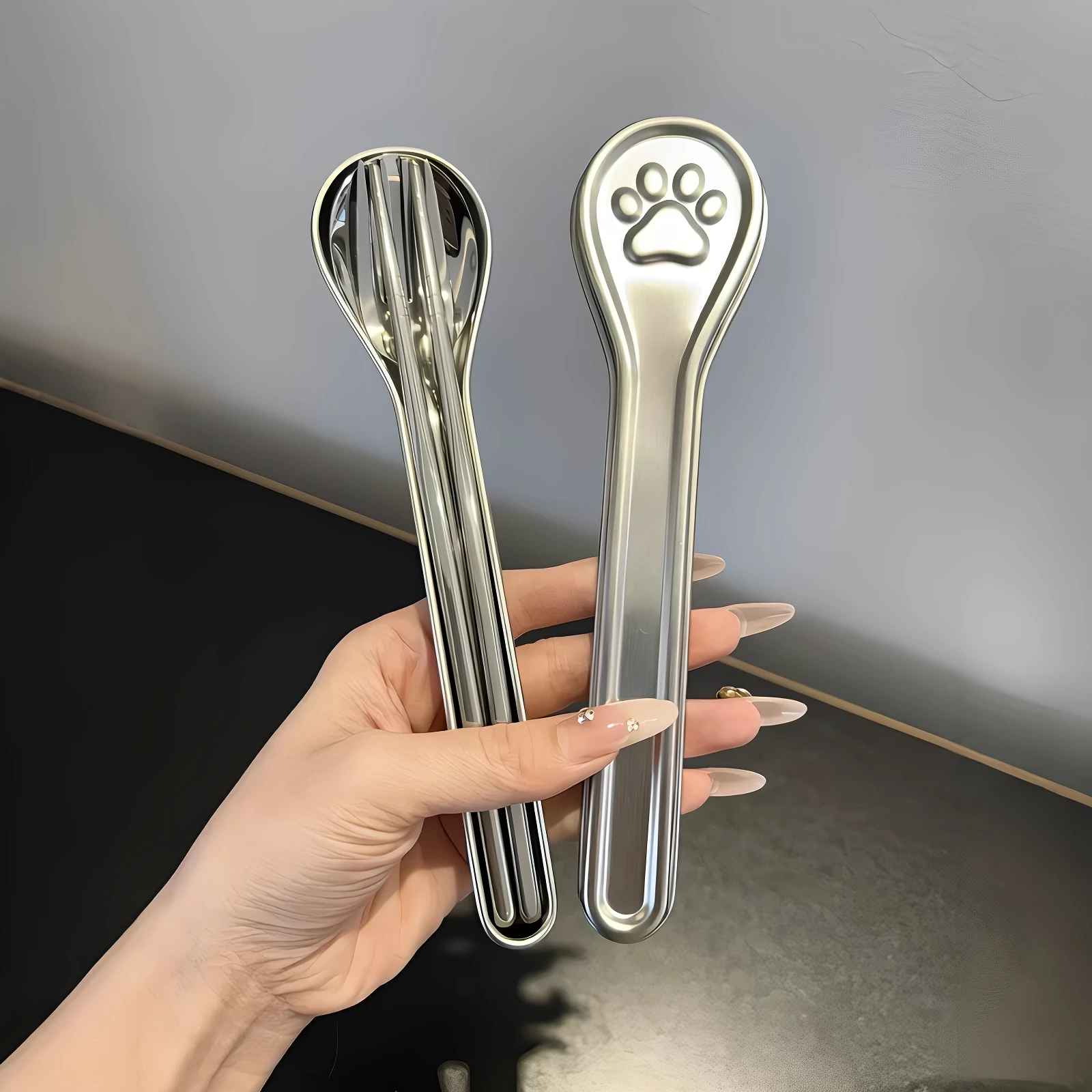 Портативный набор столовых приборов из нержавеющей стали с когтями, набор из четырех предметов для офисных работников и студентов, в комплект входит вилка, ложка, чоптелс
Портативный набор столовых приборов из нержавеющей стали с когтями, набор из четырех предметов для офисных работников и студентов, в комплект входит вилка, ложка, чоптелс