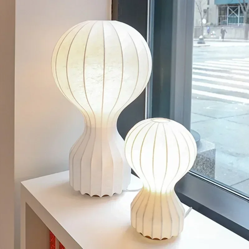 Gatto Cocoon Design Светодиодный светильник Дизайнерский японский стиль Прикроватная настольная лампа Спальня Кабинет Декор для гостинойКреативная шелковая настольная лампа
Gatto Cocoon Design Светодиодный светильник Дизайнерский японский стиль Прикроватная настольная лампа Спальня Кабинет Декор для гостинойКреативная шелковая настольная лампа