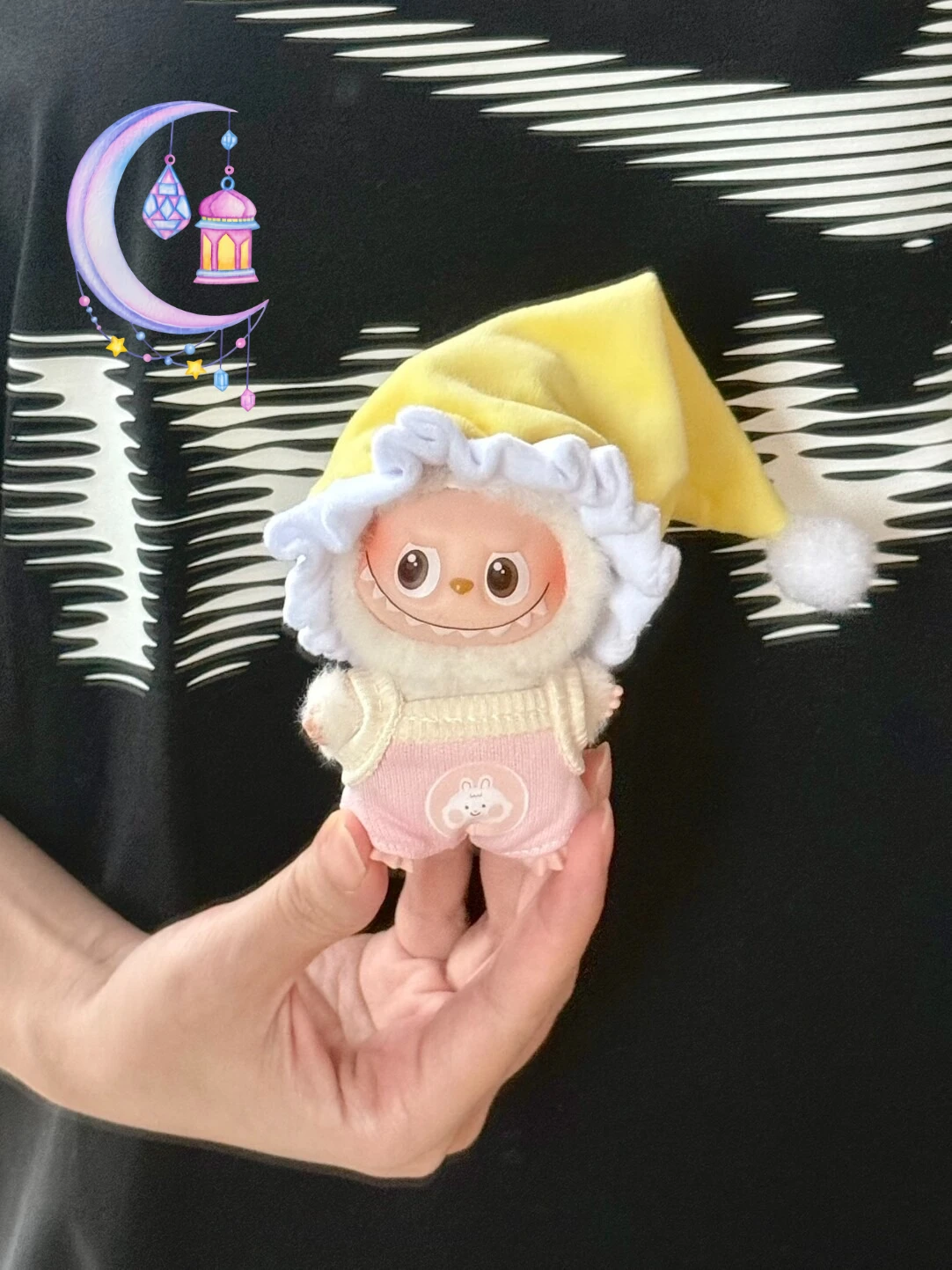 Hot Selling 10cm Labubu 4.0 Mini Doll Clothes Cute Pajama Set with Yellow Hat Overalls 4th Gen Labubu Outfit Adorable Sleepwear
Hot Selling 10cm Labubu 4.0 Mini Doll Clothes Cute Pajama Set with Yellow Hat Overalls 4th Gen Labubu Outfit Adorable Sleepwear