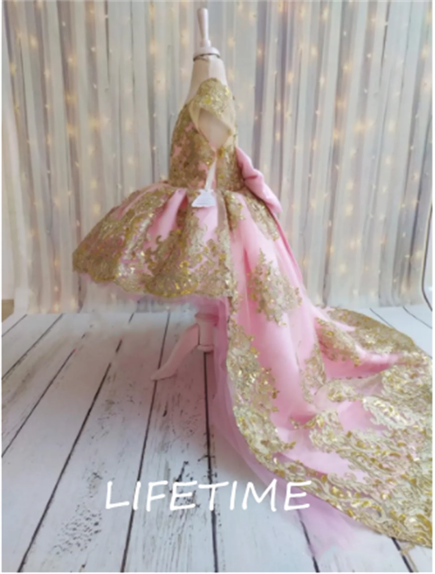 New High Quality Pink Gold Lace Beads Flower Girl Dress Cap Sleeve Infant Toddler First Birthday Dress Big Bow Headpiece
New High Quality Pink Gold Lace Beads Flower Girl Dress Cap Sleeve Infant Toddler First Birthday Dress Big Bow Headpiece