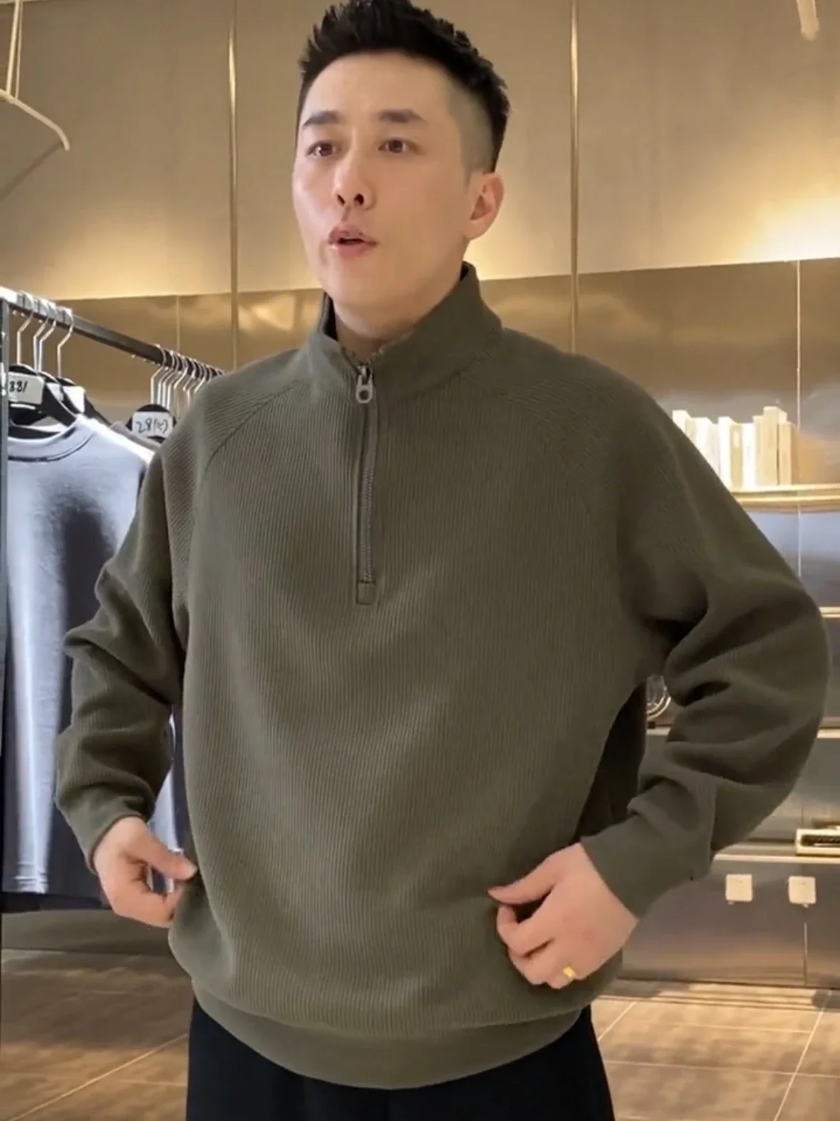 Stand-up collar sweater men's solid-color textured semi-zipper spring and autumn new simple and versatile loose casual topjumper
Stand-up collar sweater men's solid-color textured semi-zipper spring and autumn new simple and versatile loose casual topjumper