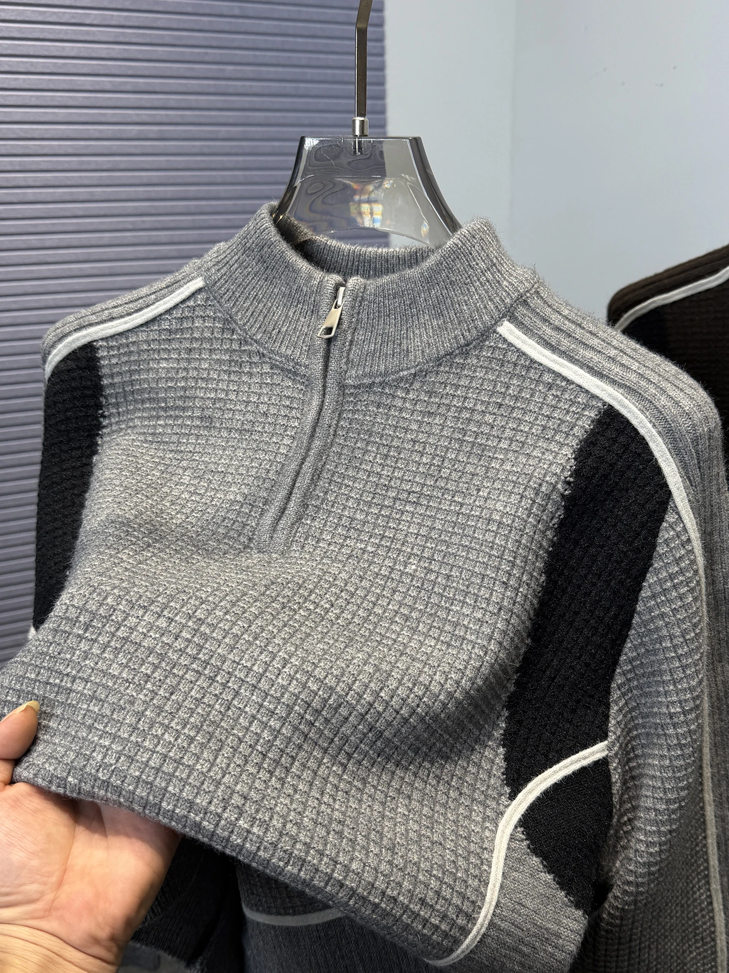 Мужской свитер в американском стиле с пэчворком и цветными блоками, на молнии, повседневный, свободного кроя, с высоким воротником, вязаный, модный зимний тренд
Мужской свитер в американском стиле с пэчворком и цветными блоками, на молнии, повседневный, свободного кроя, с высоким воротником, вязаный, модный зимний тренд