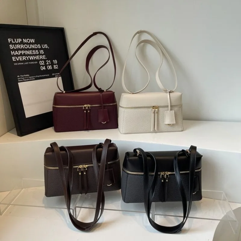 Vintage Inspired Leather Handbag For Women Luxury Designer Crossbody Large Capacity Diaper Bag Stylish Commuter Solid Color
Vintage Inspired Leather Handbag For Women Luxury Designer Crossbody Large Capacity Diaper Bag Stylish Commuter Solid Color