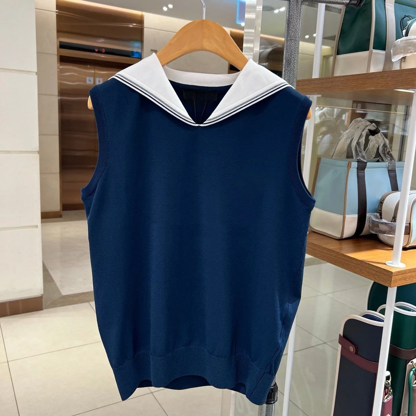 Women's 2026 New Arrival Golf Wear: Letter-Printed Collared Knit Vest—Comfortable, Versatile, Casual, and Sporty
Women's 2026 New Arrival Golf Wear: Letter-Printed Collared Knit Vest—Comfortable, Versatile, Casual, and Sporty