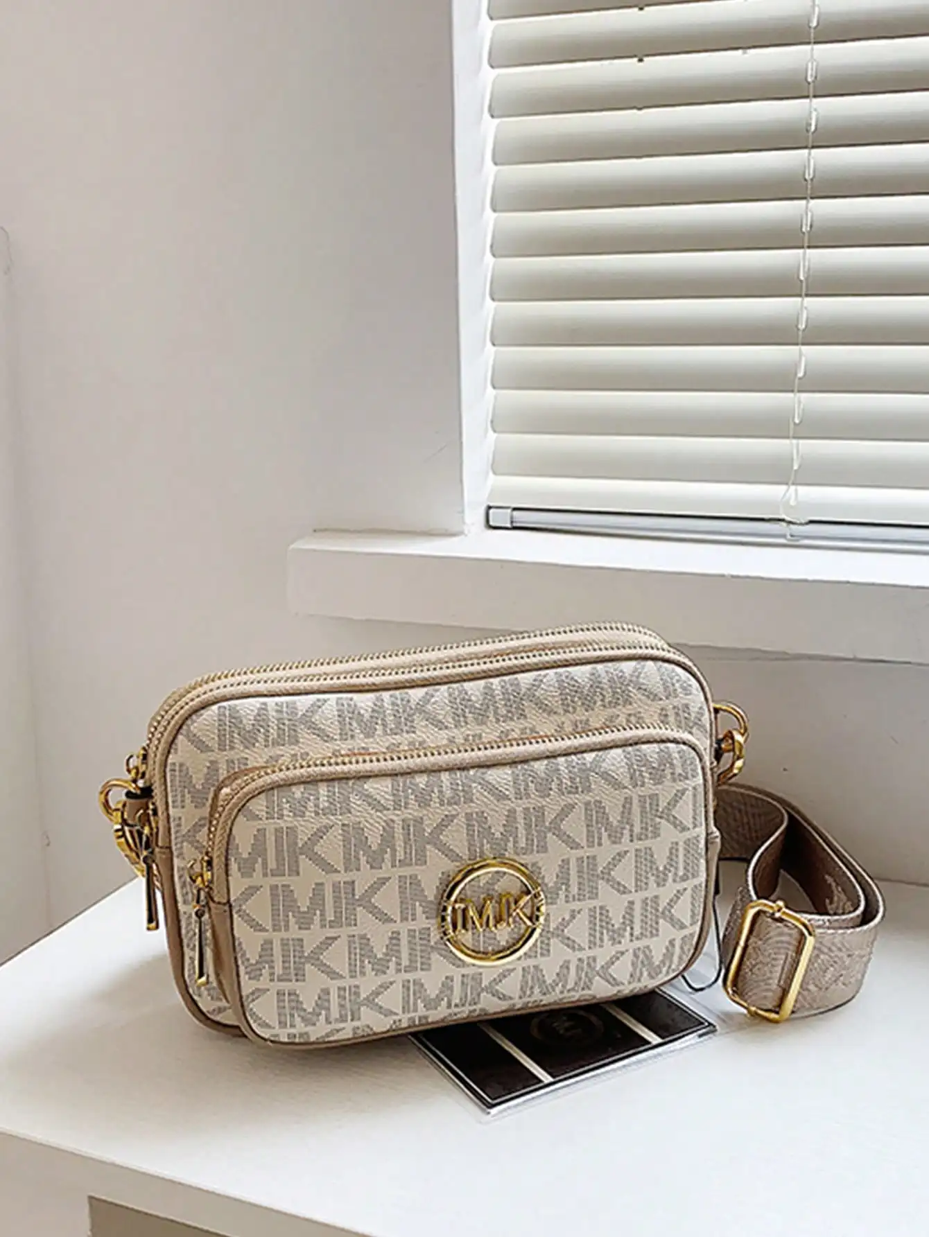 In 2024, The New Fashion Classic Joker Solid Color Pu Waterproof Fabric Diamond Lattice Design Retro Fashion Metal Animal Logo Design Shoulder Bag Square Bag Letter Pattern Decoration Design Crossbody Bag Is Suitable For Shopping.
In 2024, The New Fashion Classic Joker Solid Color Pu Waterproof Fabric Diamond Lattice Design Retro Fashion Metal Animal Logo Design Shoulder Bag Square Bag Letter Pattern Decoration Design Crossbody Bag Is Suitable For Shopping.