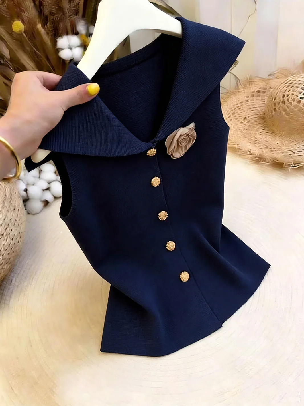 Summer Soft Comfortable Ice Silk Knitted Vest Korean Design Elegant Versatile Sleeveless Top Women's Fashion Silk Blouse
Summer Soft Comfortable Ice Silk Knitted Vest Korean Design Elegant Versatile Sleeveless Top Women's Fashion Silk Blouse