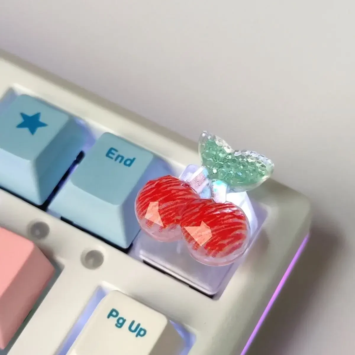 Cute cartoon red cherry faceted mechanical keyboard personalized keycap fog transparent R4 height
Cute cartoon red cherry faceted mechanical keyboard personalized keycap fog transparent R4 height