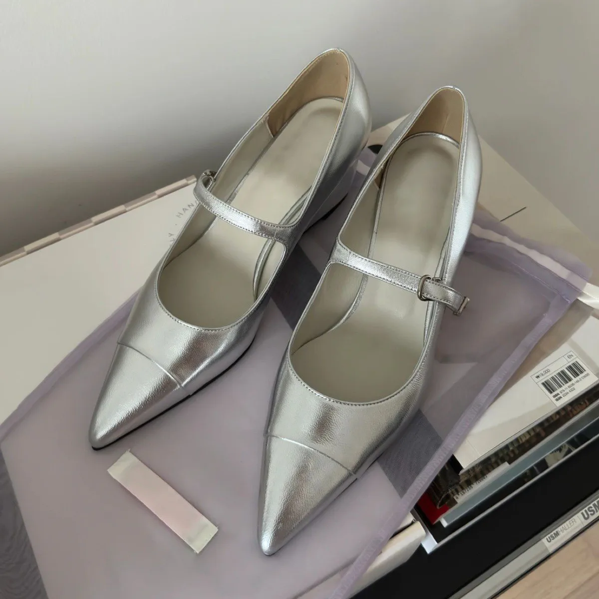 Poe Heel Mary Jane Shoes Женские туфли с неглубоким горлышком Ранняя весна Новые одно слово Пряжка Средний каблук Острый низкий верх Одинарный
Poe Heel Mary Jane Shoes Женские туфли с неглубоким горлышком Ранняя весна Новые одно слово Пряжка Средний каблук Острый низкий верх Одинарный