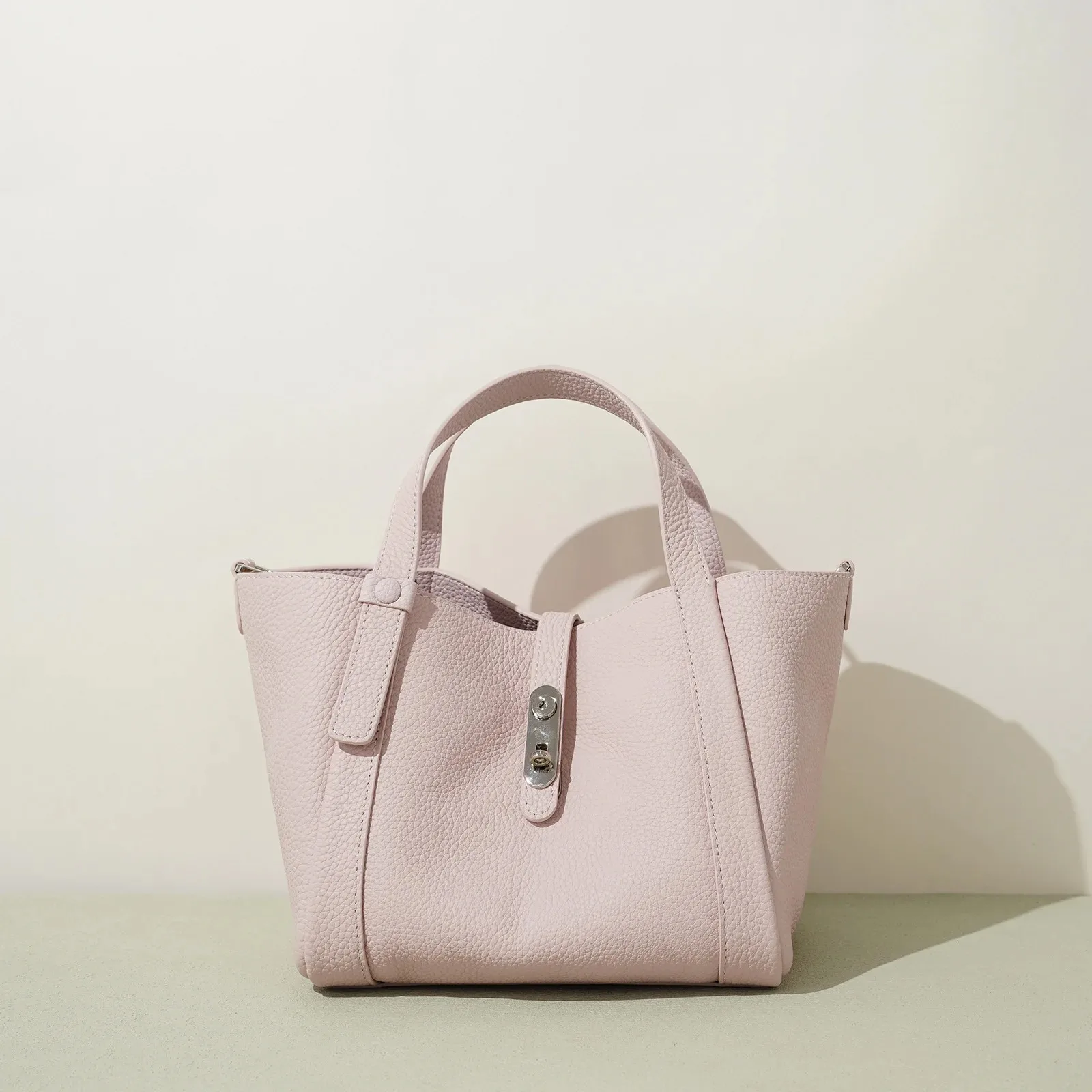 Spring New 2026 Fashion Basket Handbag Simple Versatile High-End Commuter Crossbody Bag Women's Top Layer Cowhide Shoulder Bag
Spring New 2026 Fashion Basket Handbag Simple Versatile High-End Commuter Crossbody Bag Women's Top Layer Cowhide Shoulder Bag