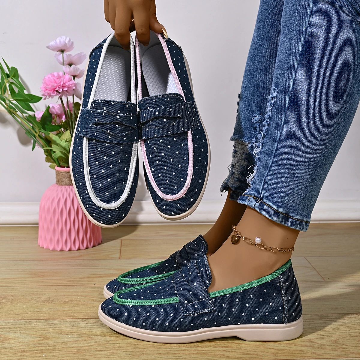 2026 New Women's Fashionable Non-slip Comfortable Lazy Slip-on Loafers Spring and Autumn Polka Dot Denim Round Toe Low-top Shoes
2026 New Women's Fashionable Non-slip Comfortable Lazy Slip-on Loafers Spring and Autumn Polka Dot Denim Round Toe Low-top Shoes