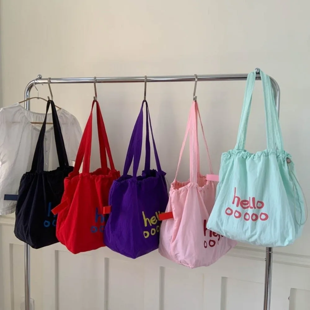 Простые однотонные сумки на шнурке, нейлоновая легкая сумка через плечо с буквенным принтом, повседневные сумки-тоут большой вместимости, летние 
Простые однотонные сумки на шнурке, нейлоновая легкая сумка через плечо с буквенным принтом, повседневные сумки-тоут большой вместимости, летние