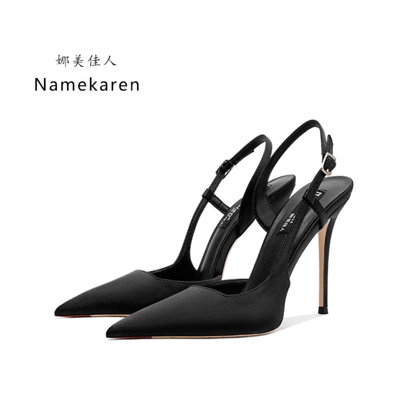 Черные атласные туфли на тонком каблуке с пустой спинкой, сексуальные универсальные модные туфли с острым носком и неглубоким горлышком. 
Черные атласные туфли на тонком каблуке с пустой спинкой, сексуальные универсальные модные туфли с острым носком и неглубоким горлышком.