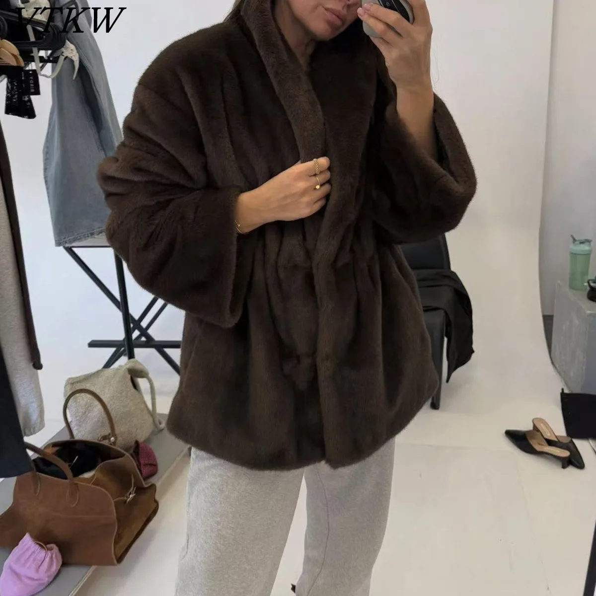 VTKW женская шуба из искусственного меха, зима 2025, теплая, средней длины с поясом, приталенная, с v-образным вырезом, со скрытыми пуговицами, офисная, минималистичная, дизайнерская, роскошная
VTKW женская шуба из искусственного меха, зима 2025, теплая, средней длины с поясом, приталенная, с v-образным вырезом, со скрытыми пуговицами, офисная, минималистичная, дизайнерская, роскошная