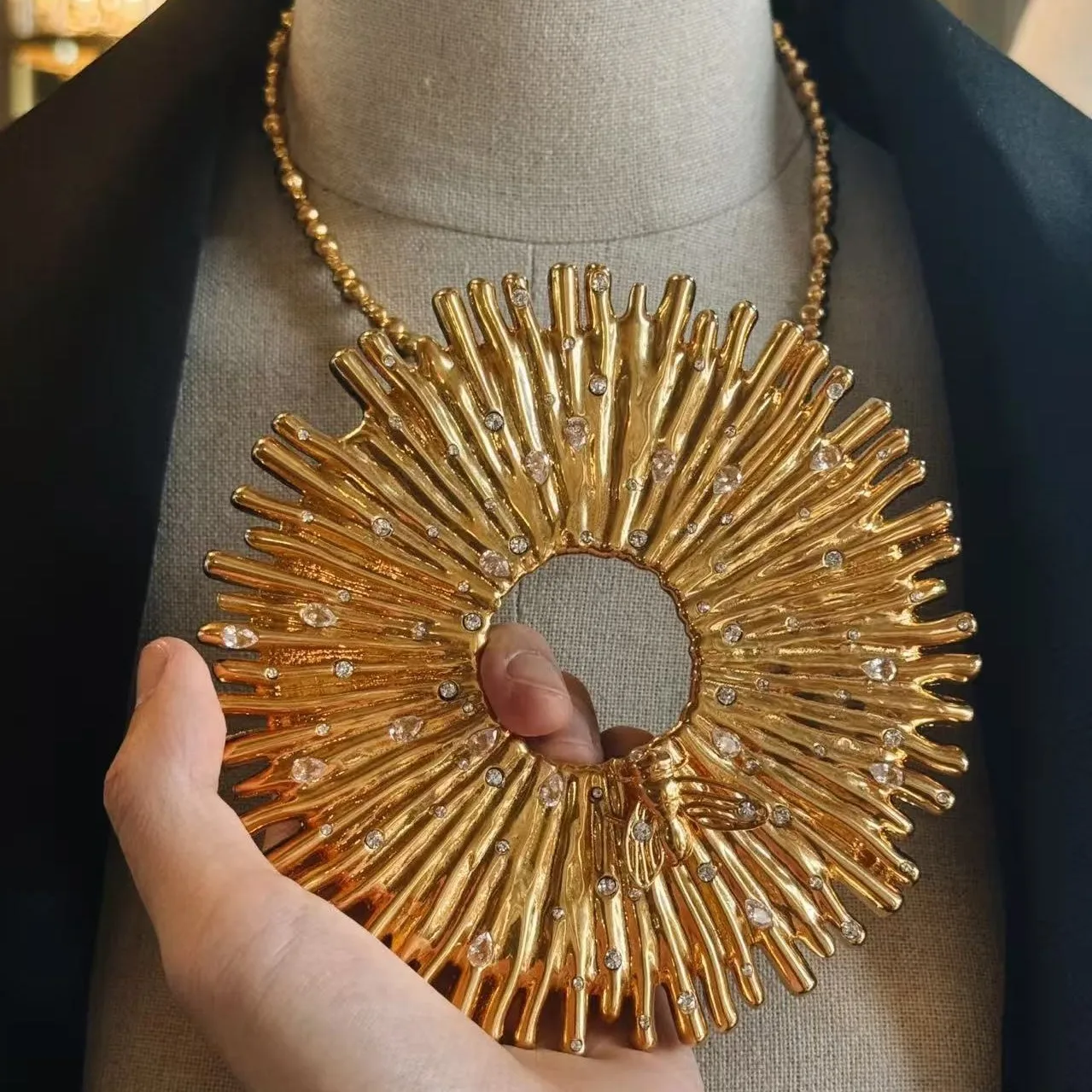 High Quality Brass Gold Plated Large Round Crystal Pendant Necklace Luxury Jewelry Women Europe America Party Accessories
High Quality Brass Gold Plated Large Round Crystal Pendant Necklace Luxury Jewelry Women Europe America Party Accessories