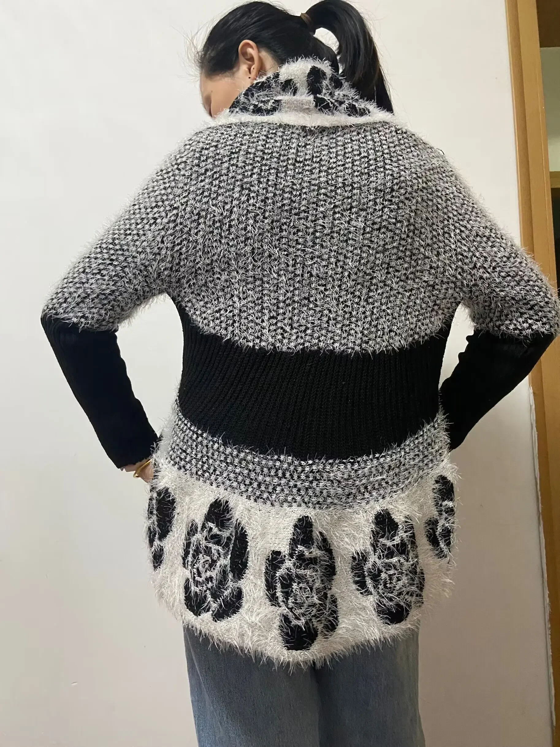 3-цветный женский бархатный жаккардовый осенний свитер с цветочным принтом, толстые кардиганы с отложным воротником, трикотаж сзади, длинная вязаная уличная одежда
3-цветный женский бархатный жаккардовый осенний свитер с цветочным принтом, толстые кардиганы с отложным воротником, трикотаж сзади, длинная вязаная уличная одежда