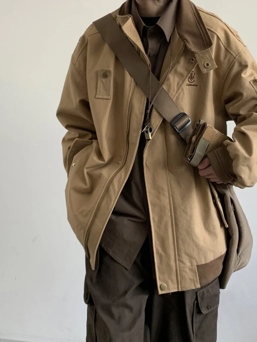 Мужская свободная повседневная куртка-жакет в стиле ретро с вышивкой, воротником-стойкой и цветными вставками, весна-осень, трендовый брендовый топ
Мужская свободная повседневная куртка-жакет в стиле ретро с вышивкой, воротником-стойкой и цветными вставками, весна-осень, трендовый брендовый топ