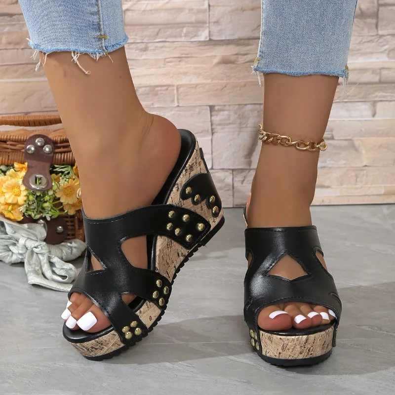 Spring and Summer Large Size Season New Buckle Rivet Sandals Fish Mouth Wedge Heel Waterproof Platform Sandals Woman
Spring and Summer Large Size Season New Buckle Rivet Sandals Fish Mouth Wedge Heel Waterproof Platform Sandals Woman