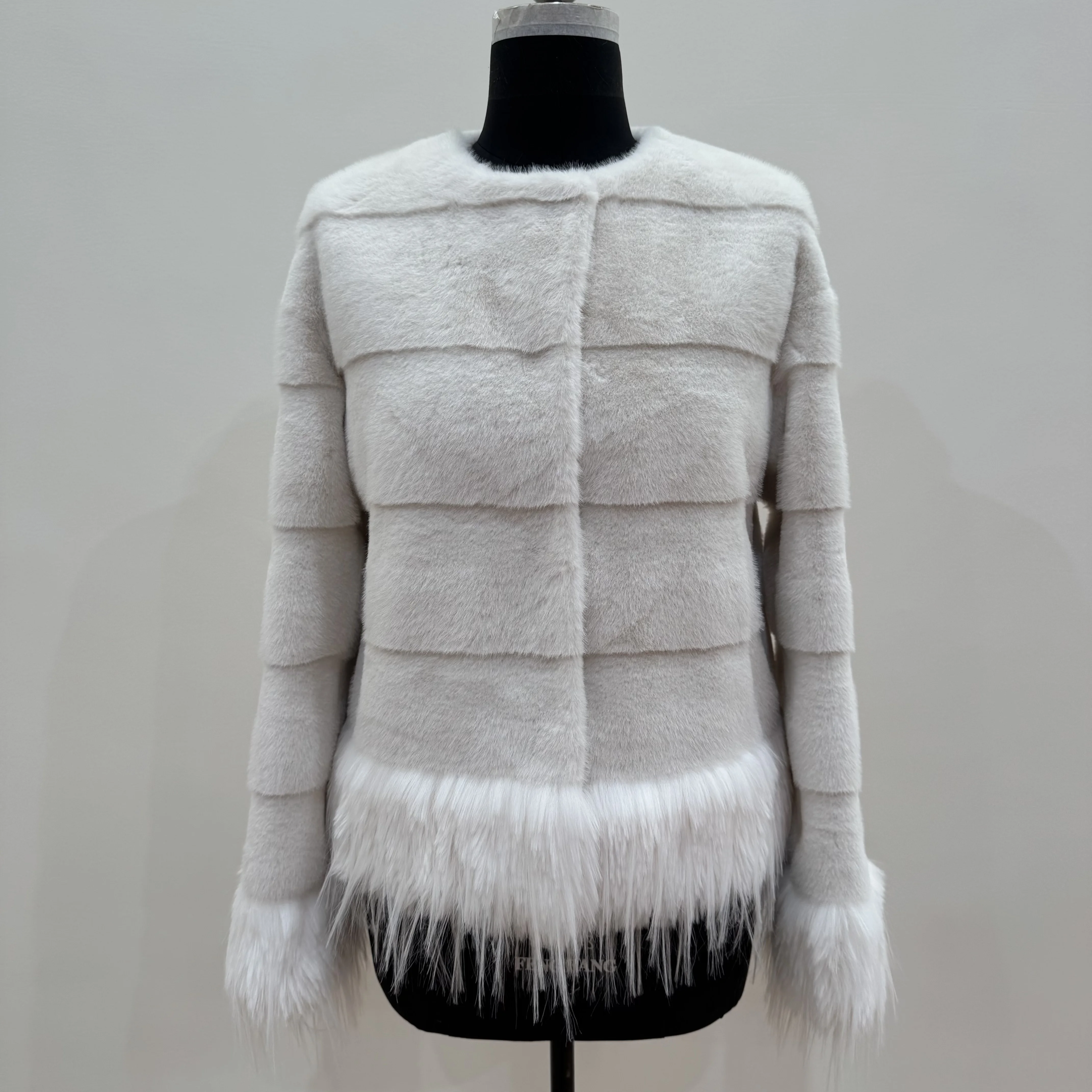 Artificial fur coat women's short fashion coat fur cut slim cool color design round neck winter fur coat
Artificial fur coat women's short fashion coat fur cut slim cool color design round neck winter fur coat