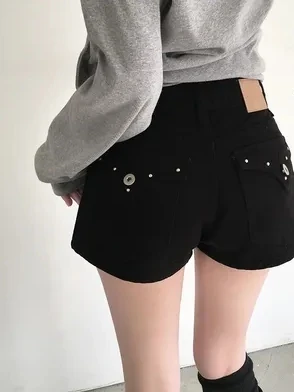 Low Waist Rivet Denim Shorts Women's Summer Slimming Black Casual Hot Pants Pocket Cover Design Crisp Ladies Jeans
Low Waist Rivet Denim Shorts Women's Summer Slimming Black Casual Hot Pants Pocket Cover Design Crisp Ladies Jeans