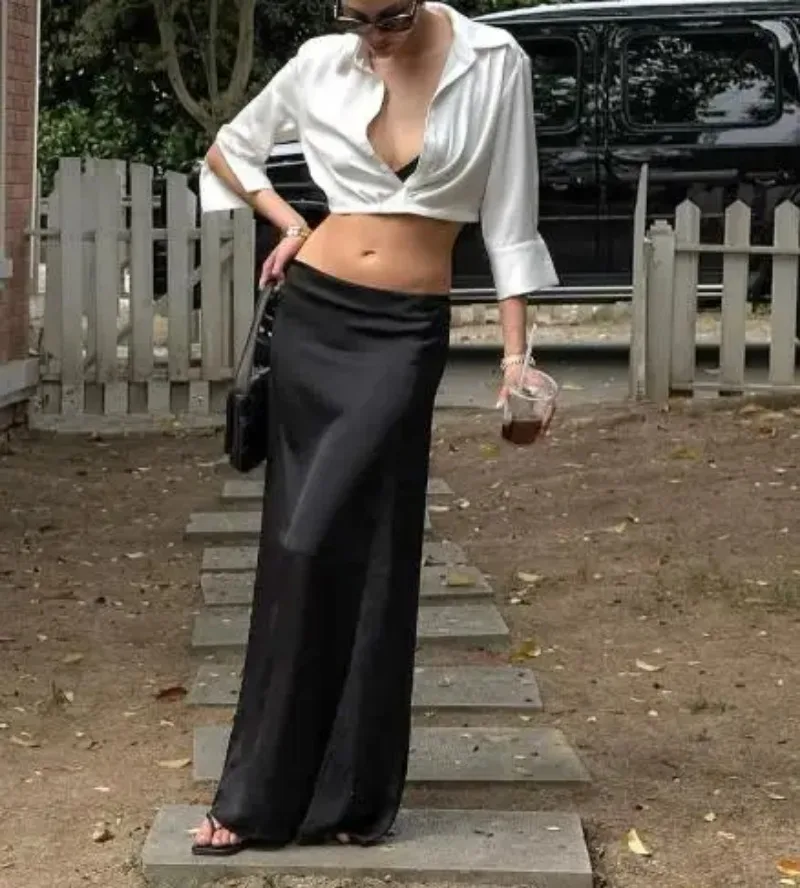 2025 Autumn European and American Hot Girl Sexy V-neck Short Top Women's Five Sleeve Fashionable Simple Versatile Satin Shirt
2025 Autumn European and American Hot Girl Sexy V-neck Short Top Women's Five Sleeve Fashionable Simple Versatile Satin Shirt