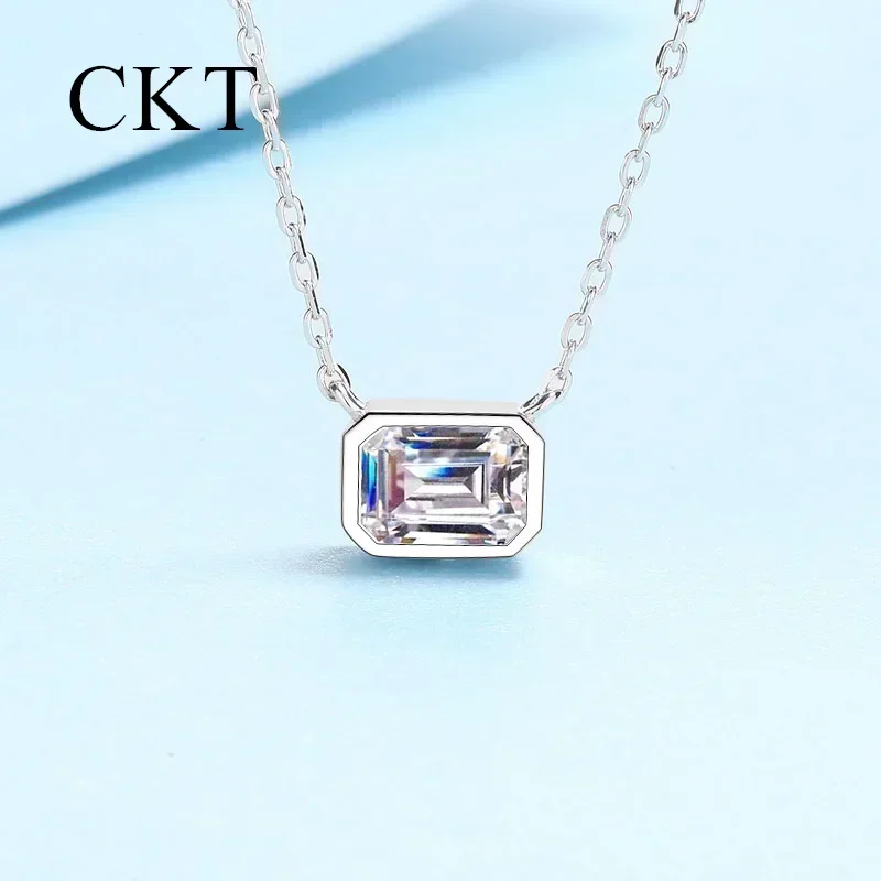 18K White Gold Emerald Cut 1 Carat Moissanite Necklace for Women Platinum Pt950 Simple Small Pendant Sparkling Wedding Jewelry
18K White Gold Emerald Cut 1 Carat Moissanite Necklace for Women Platinum Pt950 Simple Small Pendant Sparkling Wedding Jewelry
