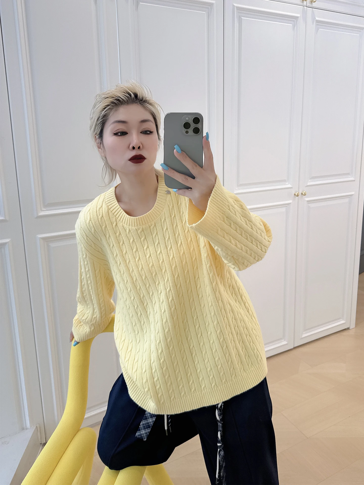 Удобный повседневный женский свитер больших размеров, дышащий, с длинными рукавами, круглым вырезом, средней длины, вязаный топ для повседневной носки зимой...
Удобный повседневный женский свитер больших размеров, дышащий, с длинными рукавами, круглым вырезом, средней длины, вязаный топ для повседневной носки зимой...