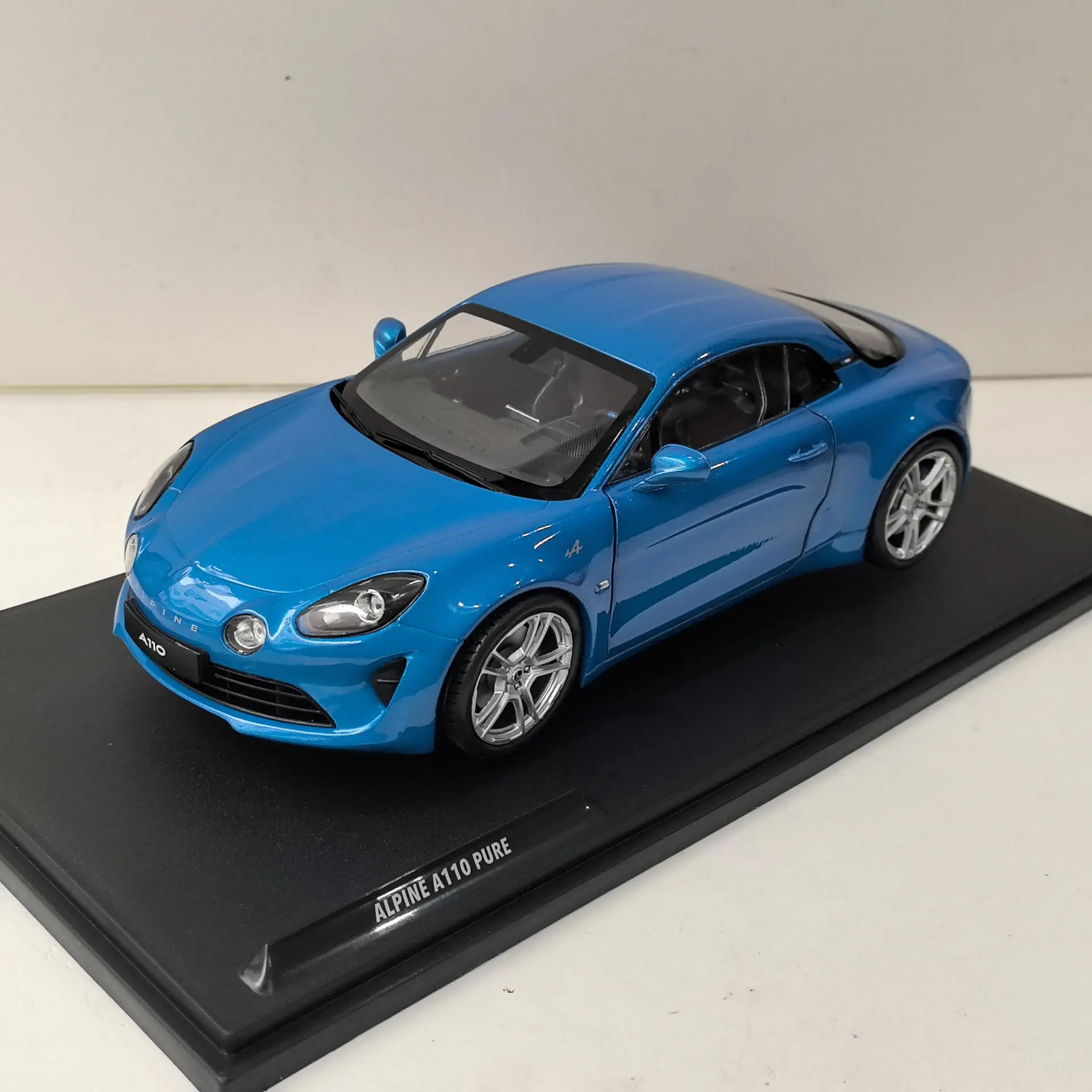 Diecast SOLIDO 1/18 Scale ALPINE A110 PURE RENAULT Alloy Car Model Collectible Toy Gift Souvenir Display Ornament
Diecast SOLIDO 1/18 Scale ALPINE A110 PURE RENAULT Alloy Car Model Collectible Toy Gift Souvenir Display Ornament