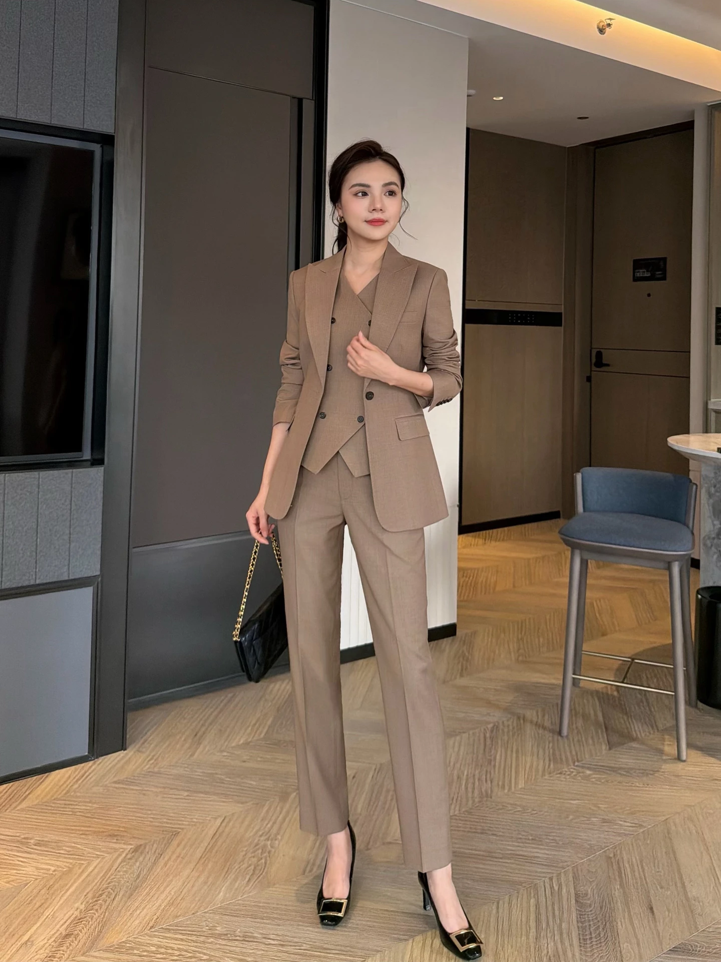 Весенне-осенний женский деловой костюм цвета хаки: элегантный комплект-тройка для офиса, приталенный крой, полиэстер
Весенне-осенний женский деловой костюм цвета хаки: элегантный комплект-тройка для офиса, приталенный крой, полиэстер