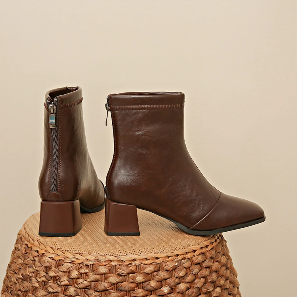 Удобные короткие зимние ботинки большого размера с квадратной головкой на толстом каблуке и бархатной поверхностью в стиле ретро, осенне-зимние новые модные ботинки
Удобные короткие зимние ботинки большого размера с квадратной головкой на толстом каблуке и бархатной поверхностью в стиле ретро, осенне-зимние новые модные ботинки