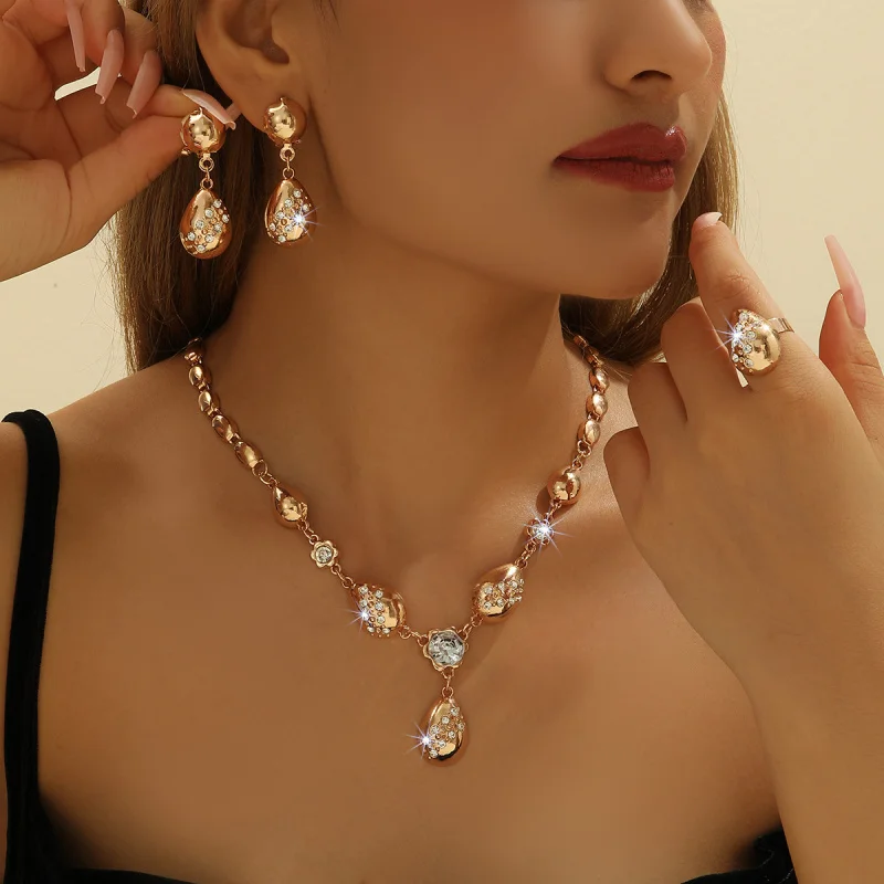 Gold Zinc Alloy Inlaid White Rhinestone Metal Water Drop Necklace and Earring Set for Women Jewelry
Gold Zinc Alloy Inlaid White Rhinestone Metal Water Drop Necklace and Earring Set for Women Jewelry
