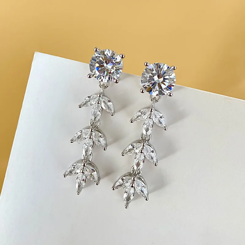 Moissanite earrings s925 sterling silver women's fashionable jewelry with GRA certificate D color
Moissanite earrings s925 sterling silver women's fashionable jewelry with GRA certificate D color