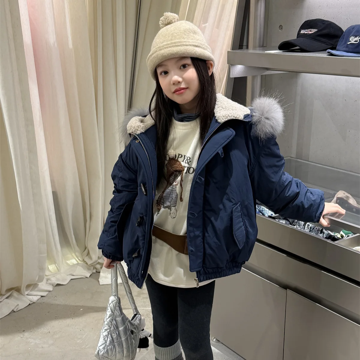 2025 зимнее новое легкое роскошное модное хлопковое пальто с меховым воротником, удобная повседневная куртка, эксклюзивная одежда, простой стиль
2025 зимнее новое легкое роскошное модное хлопковое пальто с меховым воротником, удобная повседневная куртка, эксклюзивная одежда, простой стиль