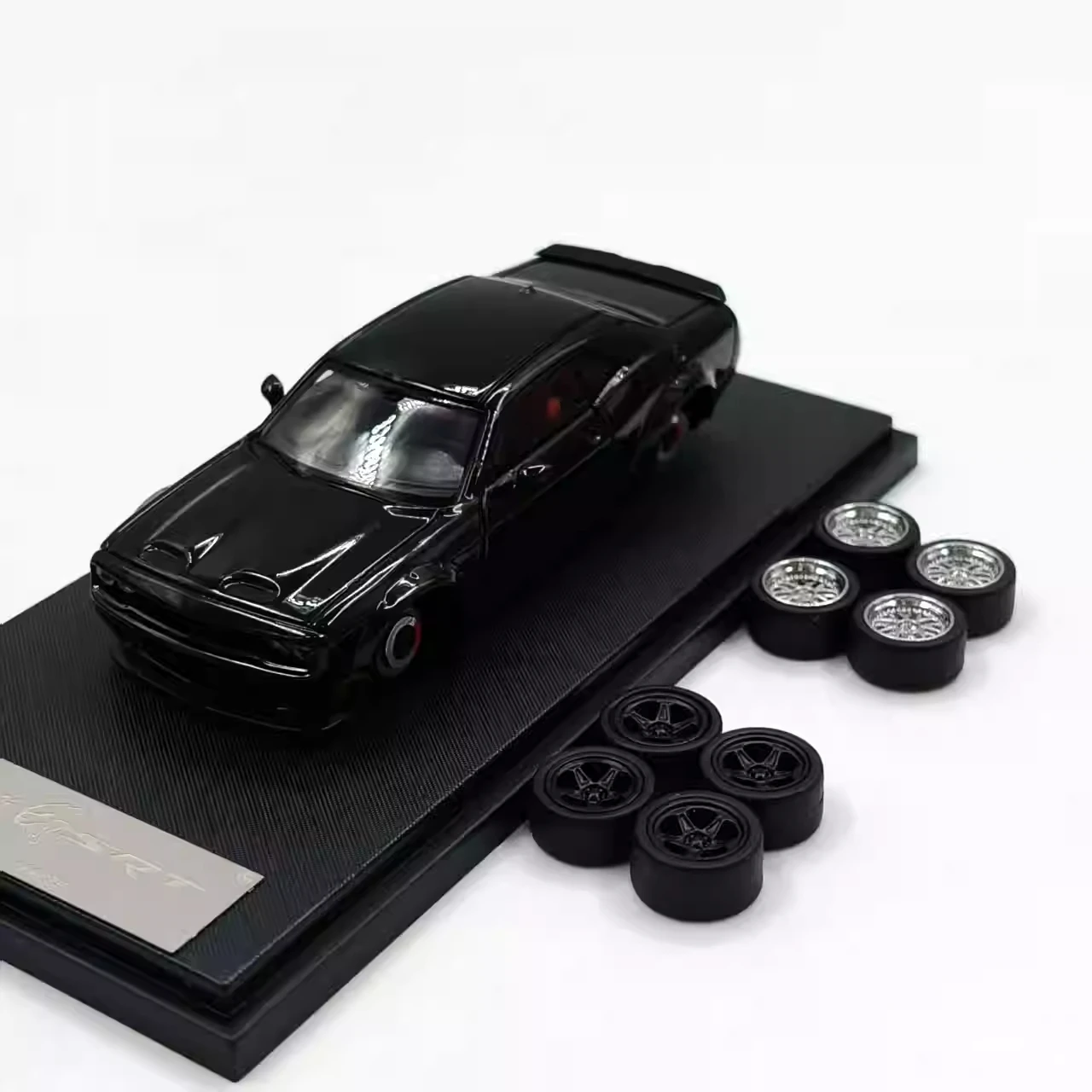 Fine Works 1:64 Challenger SRT Hellcat, легкосплавный автомобиль, литье под давлением и игрушечный транспорт, модель автомобиля, миниатюрная масштабная модель автомобиля для детей 
Fine Works 1:64 Challenger SRT Hellcat, легкосплавный автомобиль, литье под давлением и игрушечный транспорт, модель автомобиля, миниатюрная масштабная модель автомобиля для детей