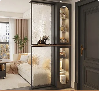 Advanced sense is facing the door, the entrance cabinet is integrated with cream glass screen and solid wood locker. 
Advanced sense is facing the door, the entrance cabinet is integrated with cream glass screen and solid wood locker.