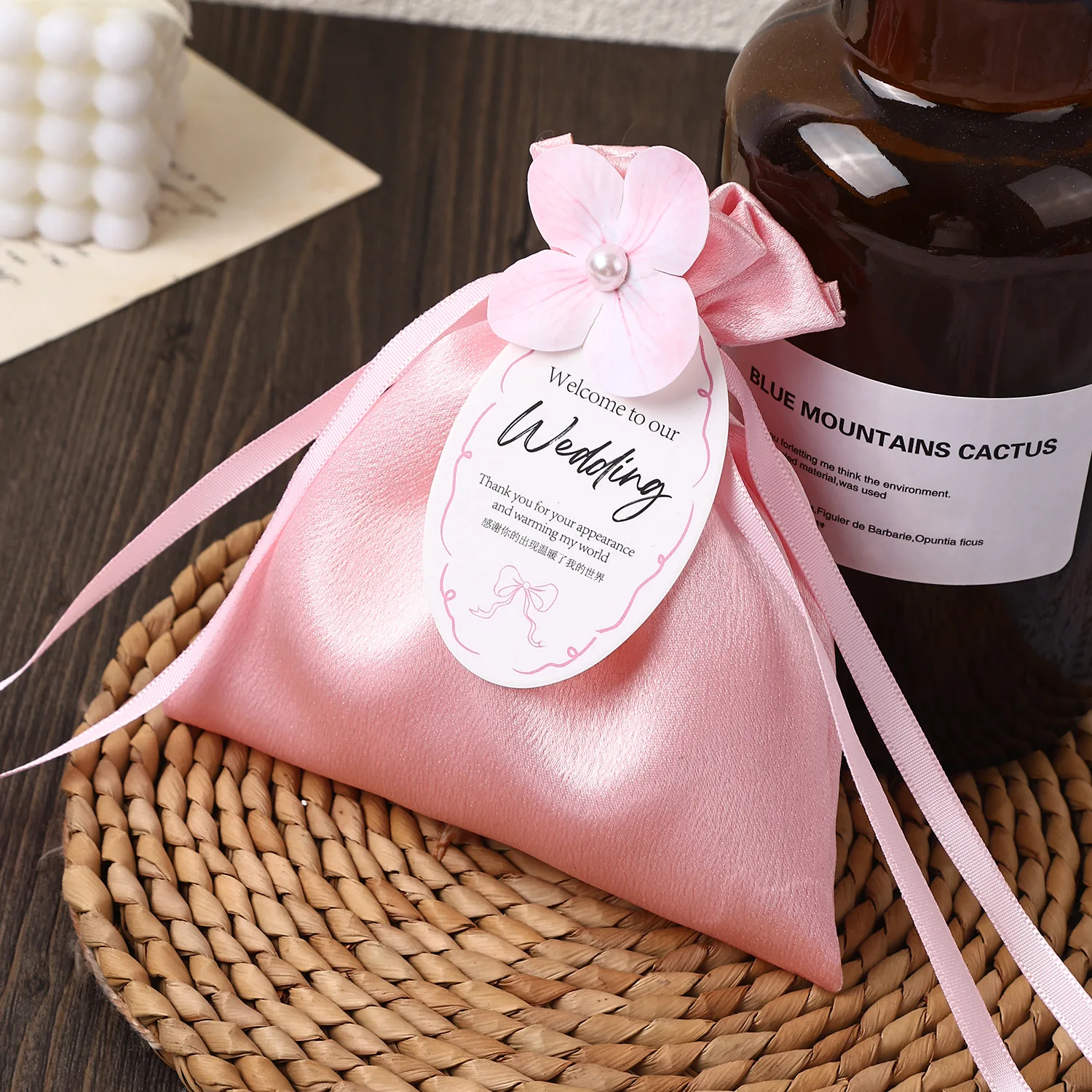 1 шт. Свадебный бархатный мешочек для подарков с завязками, для конфет, с искусственным цветком, для дня рождения, органайзер для украшений, подарочная сумочка
1 шт. Свадебный бархатный мешочек для подарков с завязками, для конфет, с искусственным цветком, для дня рождения, органайзер для украшений, подарочная сумочка