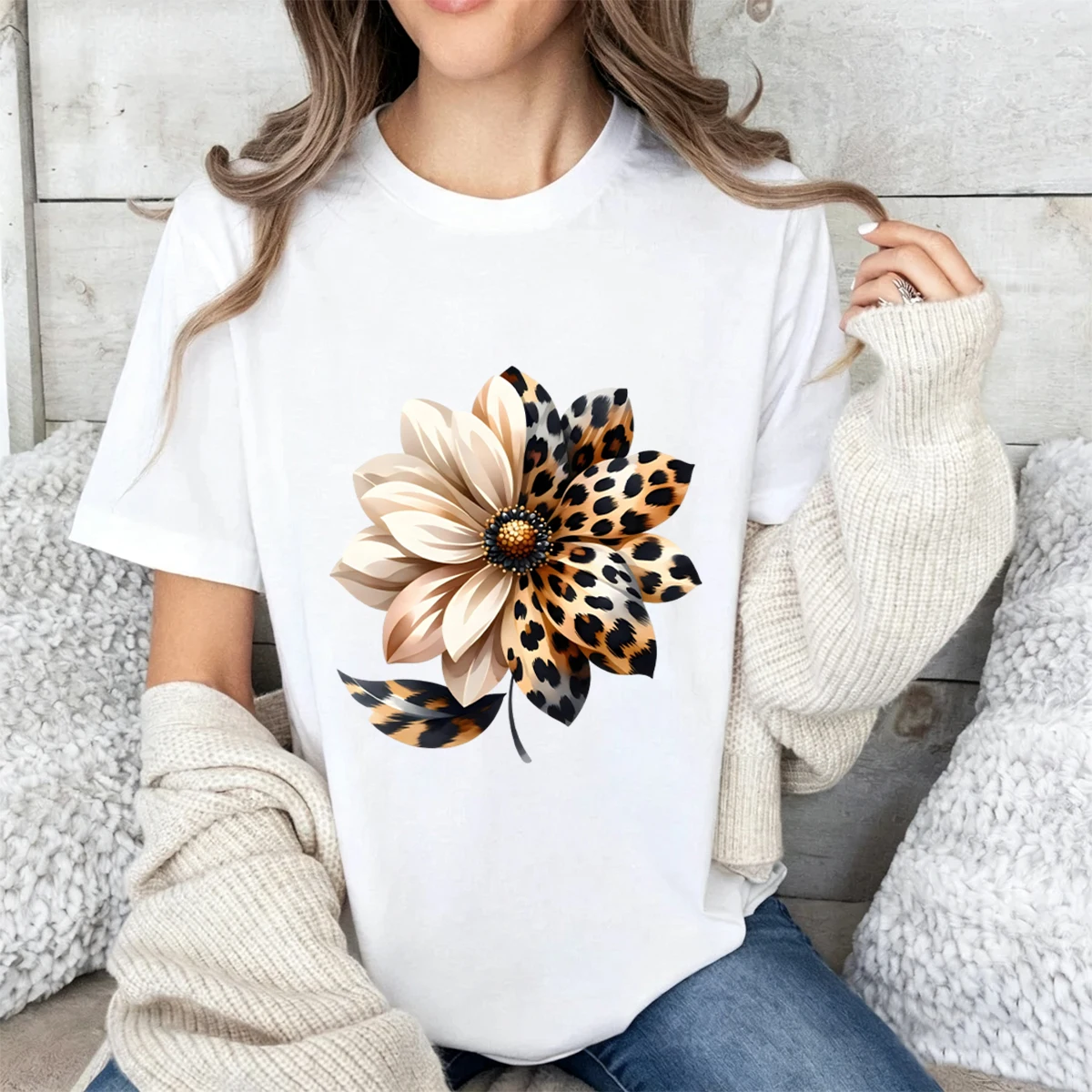 Plus-size women's crew-neck, short-sleeve T-shirt featuring a floral pattern with leopard-print accents; made from 100% pure cotton, it is suitable for casual outings, travel, and everyday wear at home.
Plus-size women's crew-neck, short-sleeve T-shirt featuring a floral pattern with leopard-print accents; made from 100% pure cotton, it is suitable for casual outings, travel, and everyday wear at home.