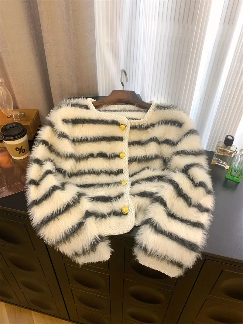 Single Breasted Striped Sweater Cardigan For Women Korean Loose Short New Autumn Winter Imitation Mink Fur O-Neck Knitted Jacket
Single Breasted Striped Sweater Cardigan For Women Korean Loose Short New Autumn Winter Imitation Mink Fur O-Neck Knitted Jacket