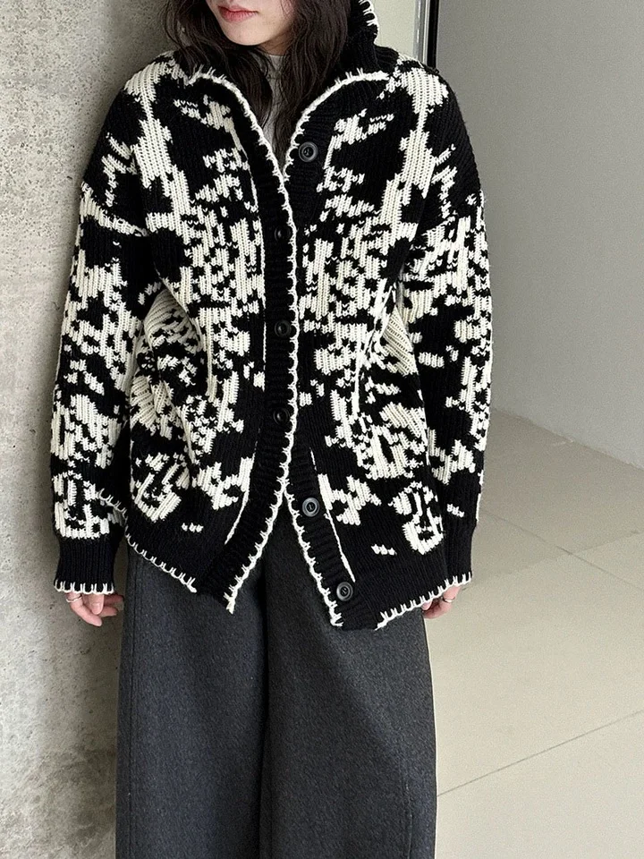 Утепленный вязаный женский свитер средней длины с высоким воротником, плотный, с ретро-вышивкой, теплый зимний верхний слой в корейском стиле
Утепленный вязаный женский свитер средней длины с высоким воротником, плотный, с ретро-вышивкой, теплый зимний верхний слой в корейском стиле