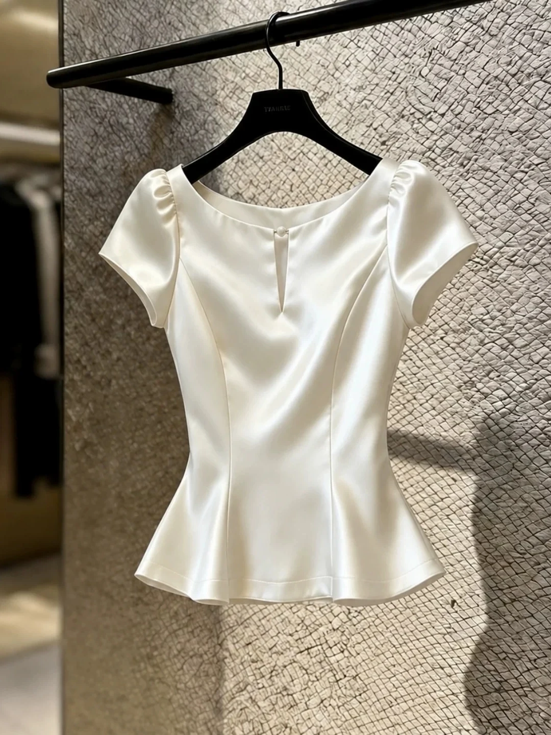 Elegant Satin Short Sleeve Shirt Women's plus Size Slimming Waist Design Summer Fashionable Top Korean Style Bubble Sleeve
Elegant Satin Short Sleeve Shirt Women's plus Size Slimming Waist Design Summer Fashionable Top Korean Style Bubble Sleeve