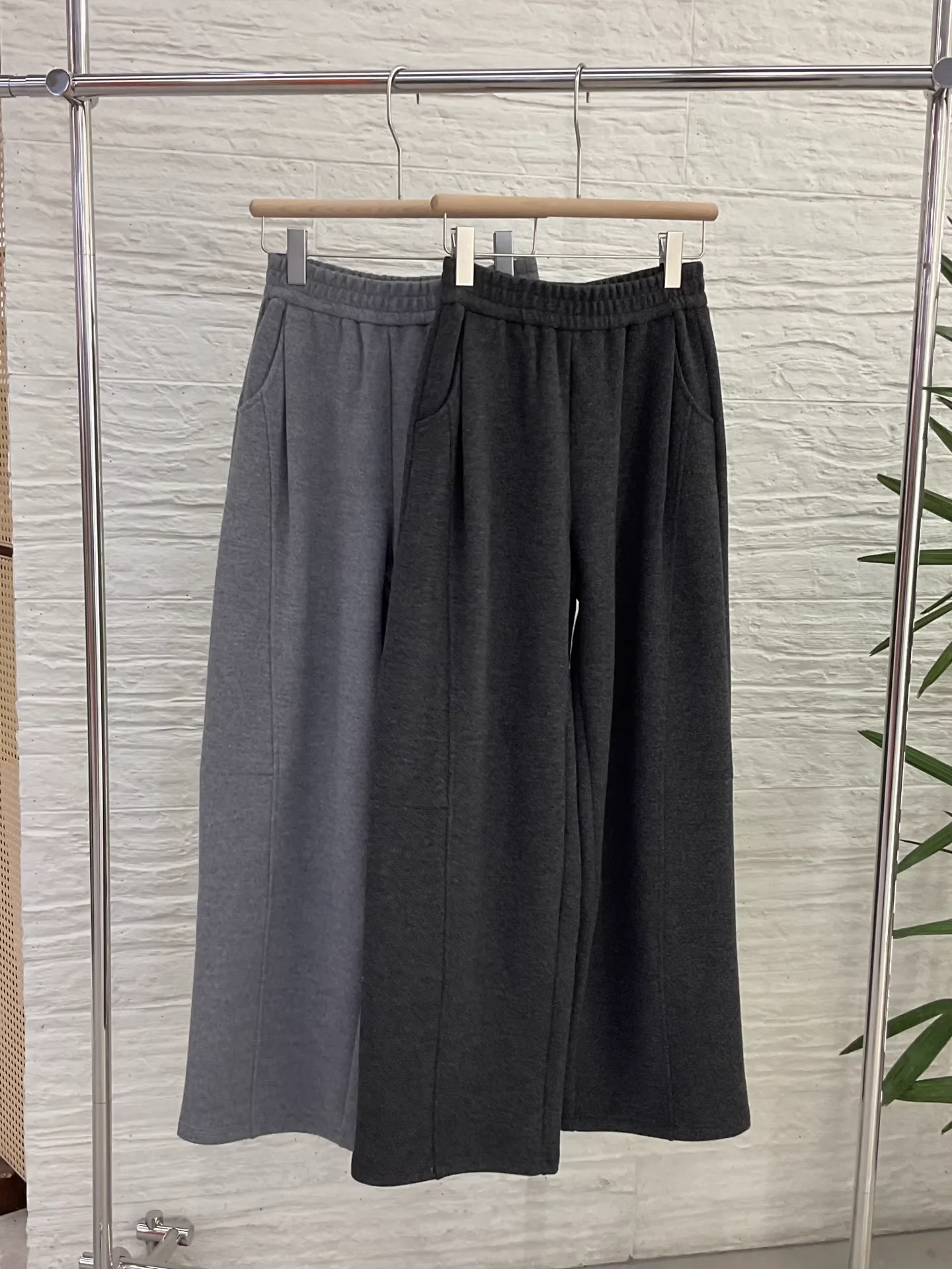 Women's Wool Blend Wide Leg Pants Elastic Waist Straight Loose Casual Long Trousers
Women's Wool Blend Wide Leg Pants Elastic Waist Straight Loose Casual Long Trousers