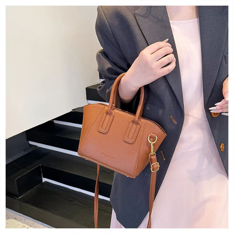 Шикарная женская сумка через плечо в стиле вестерн — новое поступление нишевого дизайна с шарфом, качество премиум-класса для поездок на работу
Шикарная женская сумка через плечо в стиле вестерн — новое поступление нишевого дизайна с шарфом, качество премиум-класса для поездок на работу