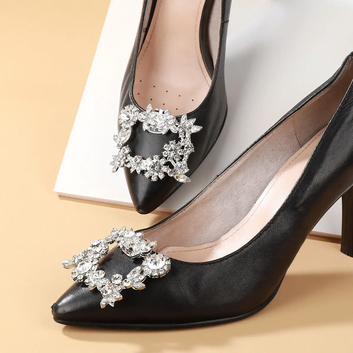2Pcs Removable Luxury Rhinestone Butterfly Shoe Buckle Vamp Decoration Toe Accessory High Heels Metal Decoration Buckle
2Pcs Removable Luxury Rhinestone Butterfly Shoe Buckle Vamp Decoration Toe Accessory High Heels Metal Decoration Buckle