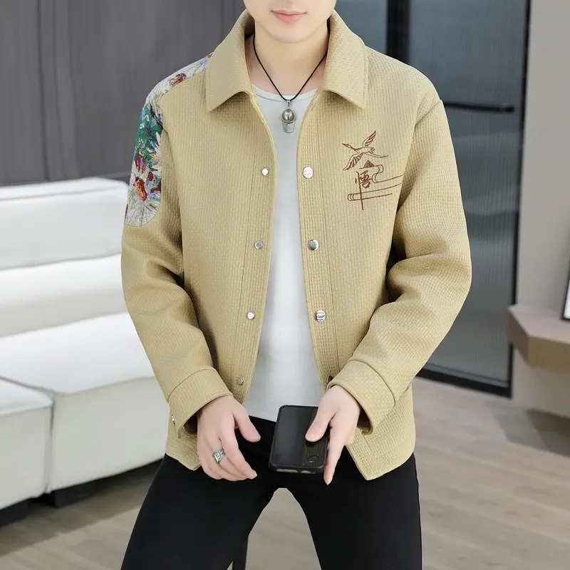 Мужская куртка свободного кроя с длинными рукавами, вышивкой и принтом, на пуговицах, с повседневным воротником, весна-осень, новая, высококачественная, из полиэфирного волокна
Мужская куртка свободного кроя с длинными рукавами, вышивкой и принтом, на пуговицах, с повседневным воротником, весна-осень, новая, высококачественная, из полиэфирного волокна