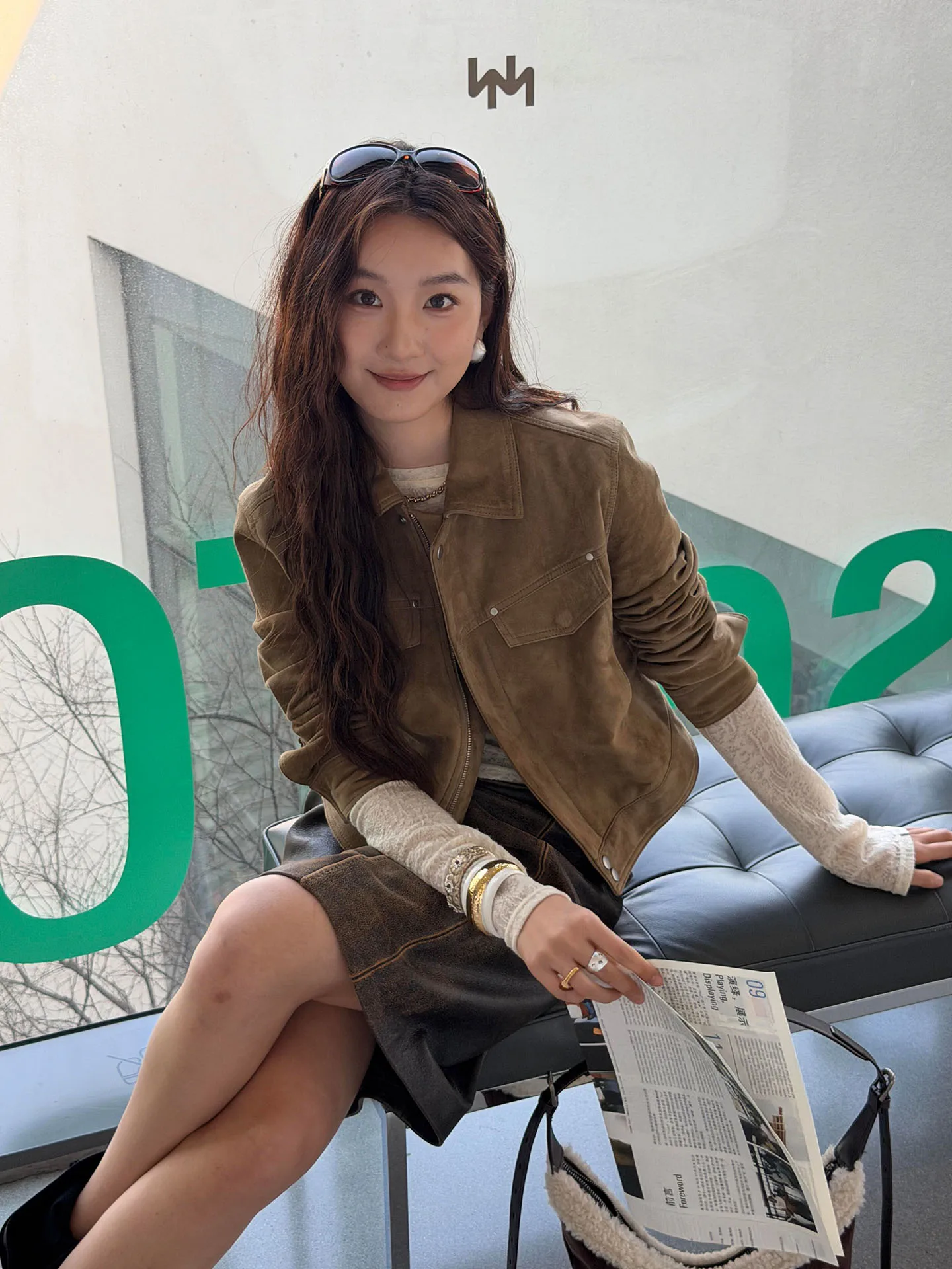 Ретро-куртка из замши цвета кофе для женщин, модная весенняя новинка, рабочая куртка с длинными рукавами на пуговицах
Ретро-куртка из замши цвета кофе для женщин, модная весенняя новинка, рабочая куртка с длинными рукавами на пуговицах